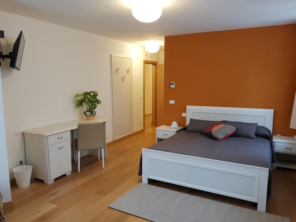 1 dormitorio con cama y escritorio. en I Personaggi en Udine