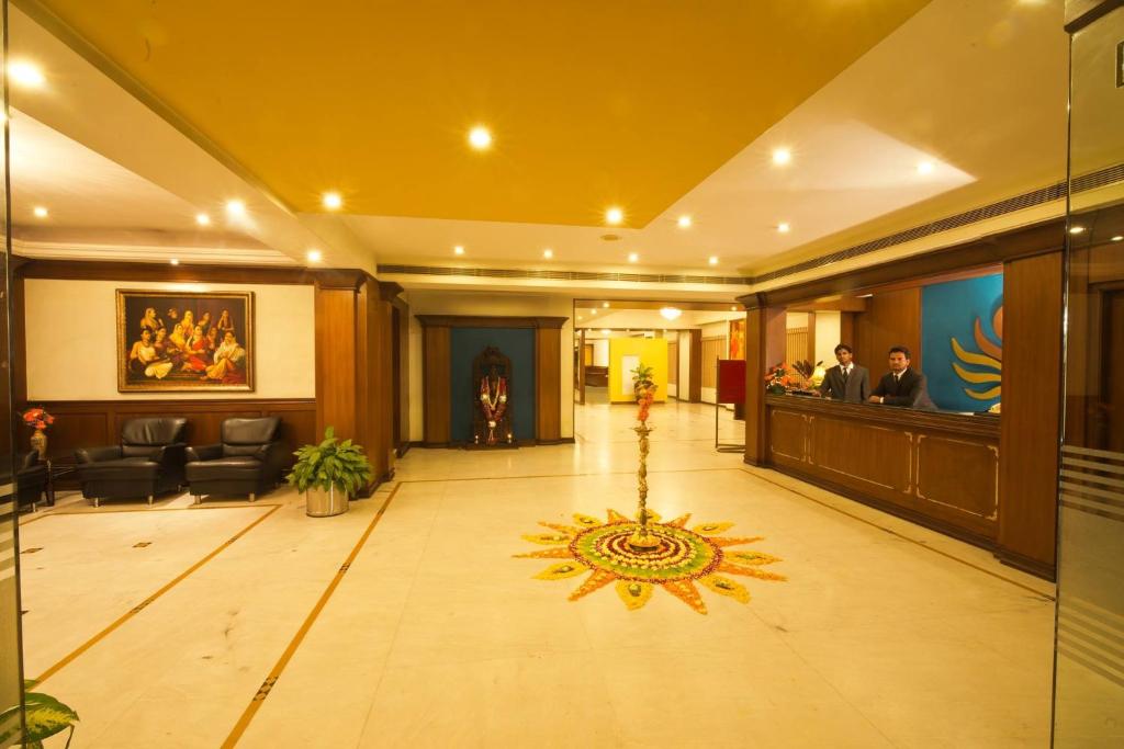 vestíbulo de un hotel con recepción en President Hotel en Mysore