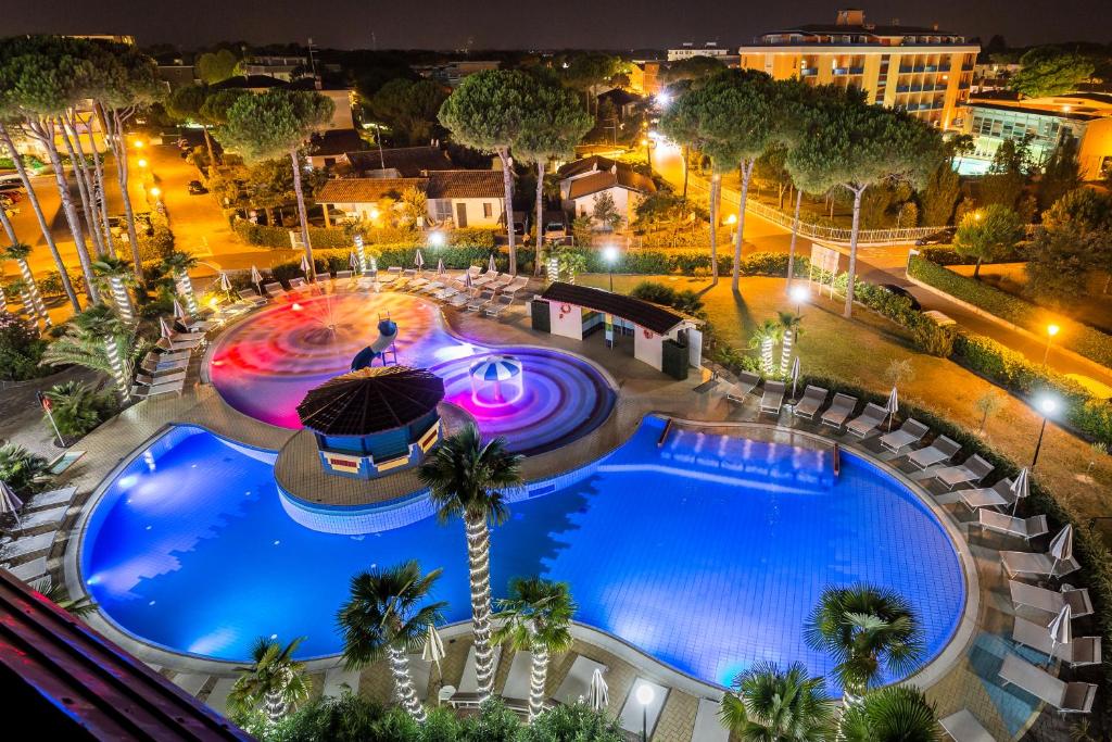 Бассейн в Mediterranee Family Hotel & Spa или поблизости