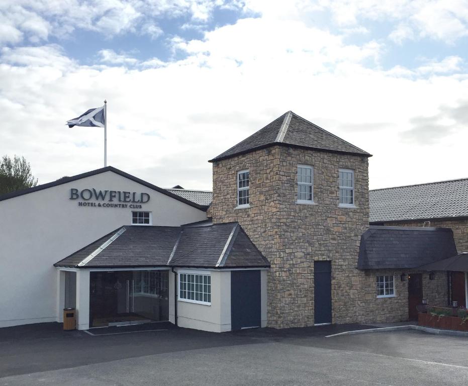 un bâtiment avec un drapeau en haut dans l'établissement Bowfield Hotel and Spa, à Howwood