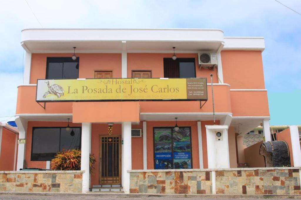 un edificio con una señal delante de él en Hostal La Posada De Jose Carlos, en Puerto Baquerizo Moreno
