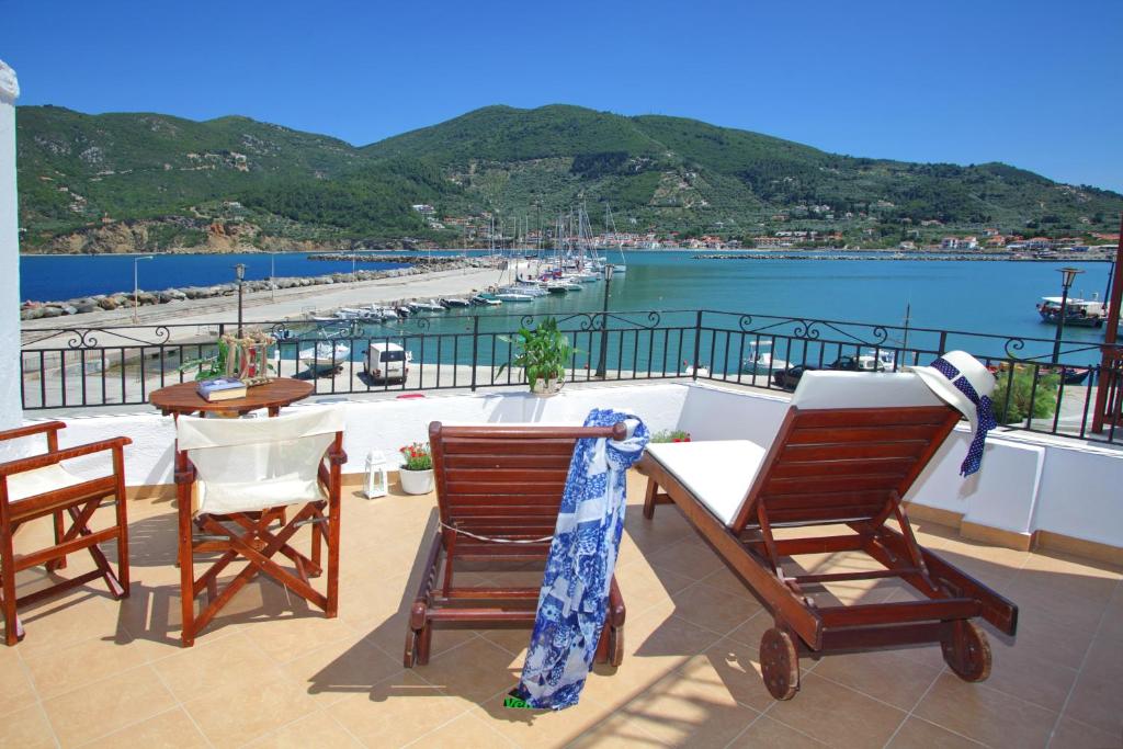 d'un balcon avec des chaises et une table offrant une vue sur l'eau. dans l'établissement villa Yiannoula, à Skopelos