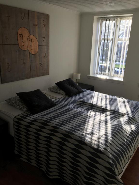 1 dormitorio con 1 cama con edredón blanco y negro en AB Centrum Randers, en Randers