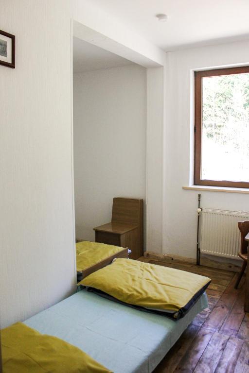 Łóżko lub łóżka w pokoju w obiekcie Leśna Willa PTTK w Komańczy