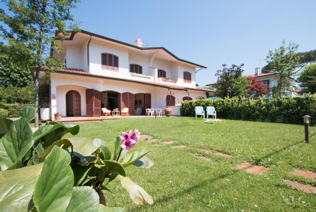a large house with a yard with a house at Villa Gloria in Marina di Pietrasanta