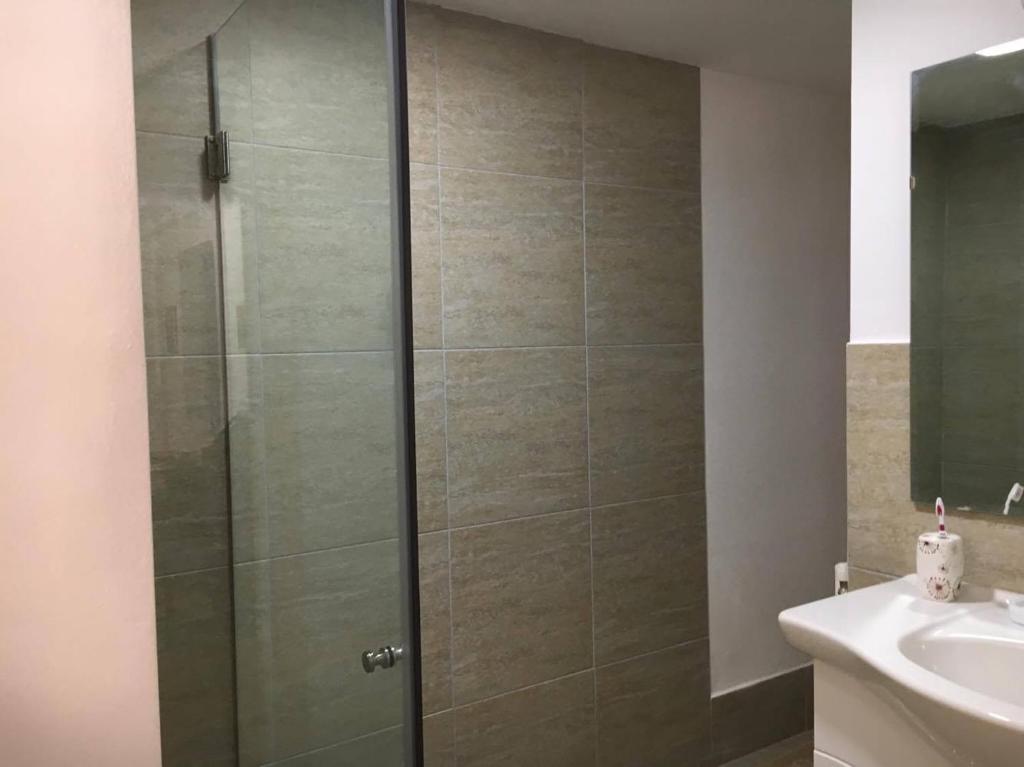 シナイアにあるCasa Opreaのバスルーム(ガラスドア付きのシャワー付)
