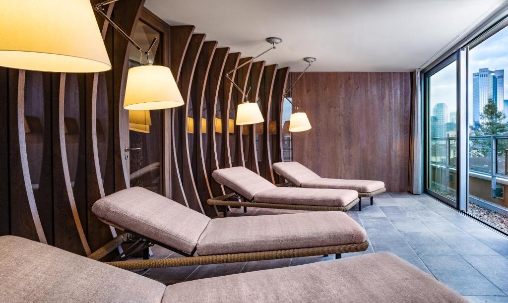 Uma área de estar em SAKS Urban Design Hotel Frankfurt