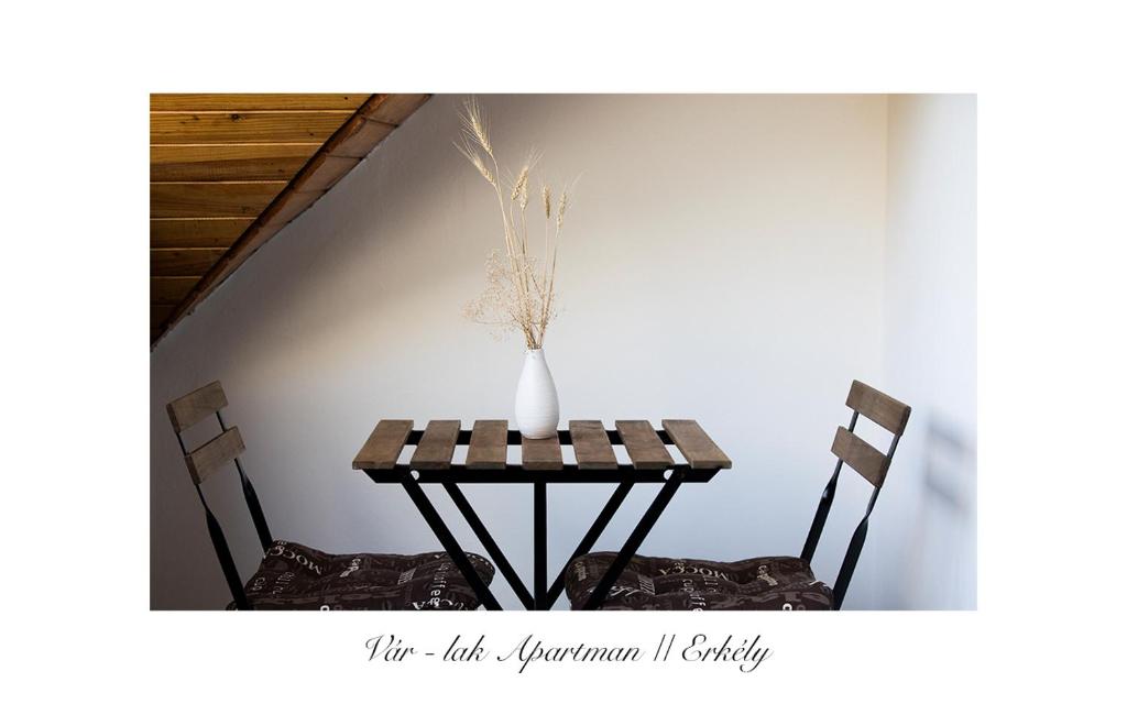 エゲルにあるVár-Lak Apartmanのテーブルと椅子2脚