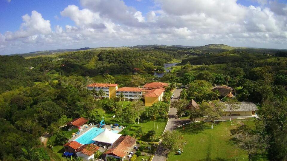 una vista aerea di un resort con piscina di Viver Hotel Fazenda a Moreno