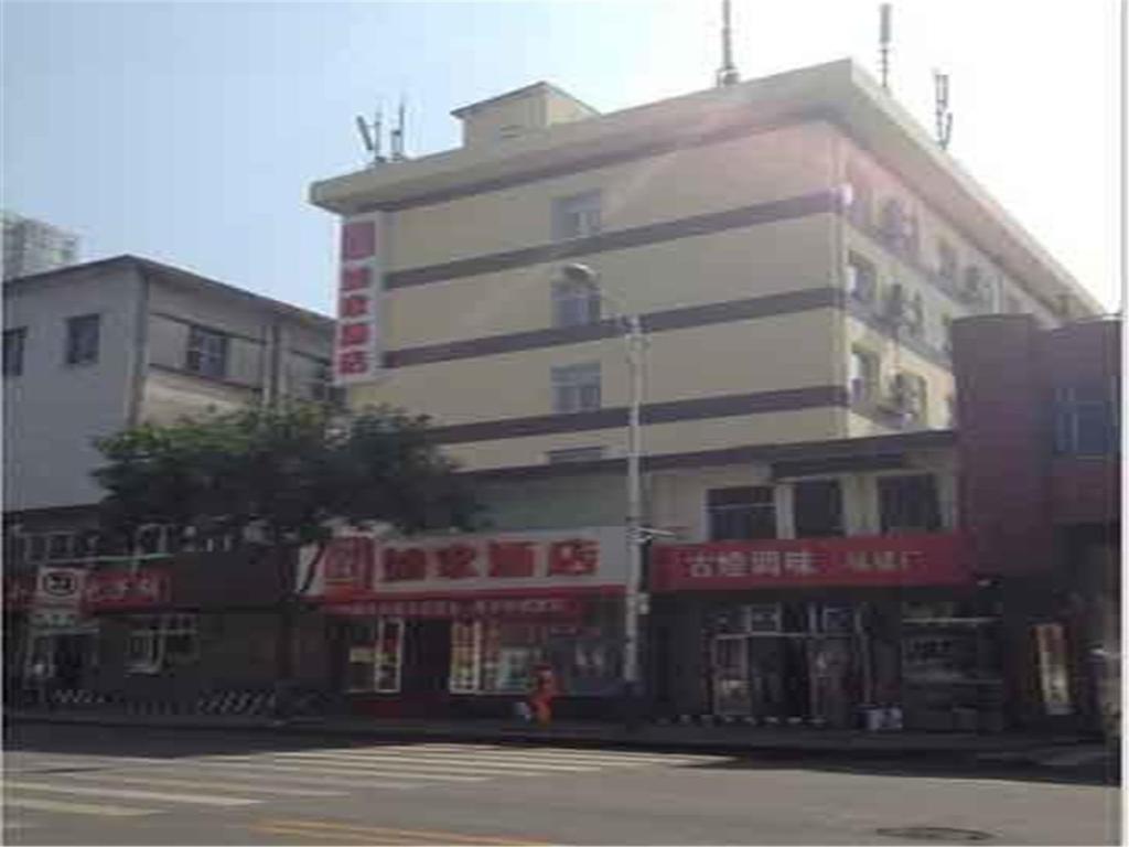 - un grand bâtiment blanc dans une rue de la ville dans l'établissement Home Inn Taiyuan North Main Street North Xiaoqiang, à Taiyuan