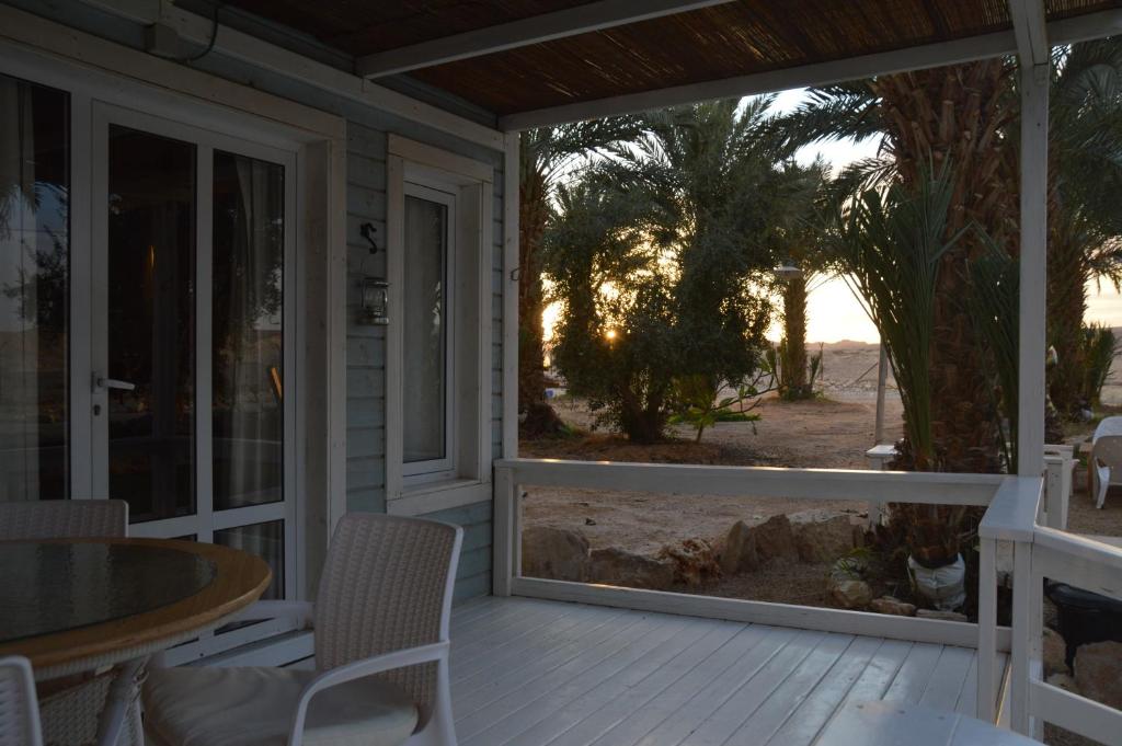Balcone o terrazza di Shkutai Hottub Arava