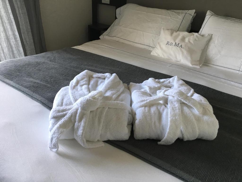 a bed with two white towels on it at Residenza RoMa in Tropea