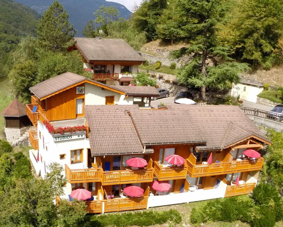 una vista aérea de una casa con sombrillas rojas en Résidence La Rochetaillée en Brides-les-Bains