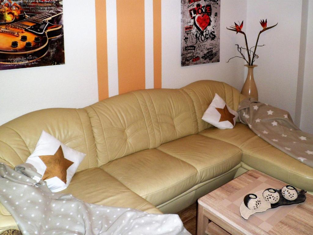 ハインスベルクにあるFerienwohnung Anke - Apartment 3aのリビングルーム(茶色のソファ、テーブル付)