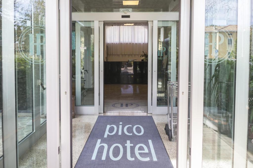 una puerta corredera de cristal con un cartel de hotel de pizza en Hotel Pico, en Mirandola