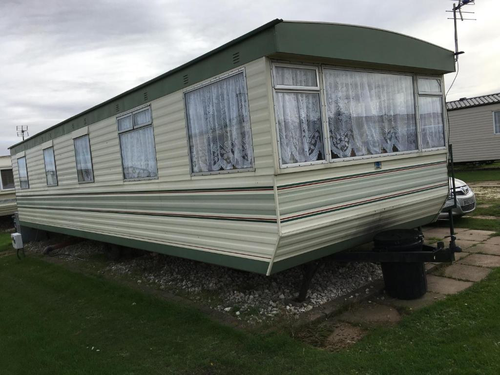 a mobile home is parked in a yard at Taylor's Caravan Holiday's 9 berth in Ingoldmells
