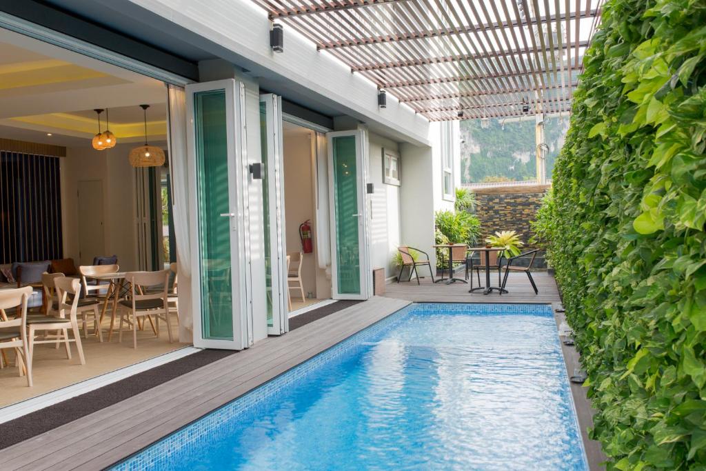 una piscina en medio de una casa en LaRio Hotel Krabi-SHA Extra Plus, en Ao Nang Beach
