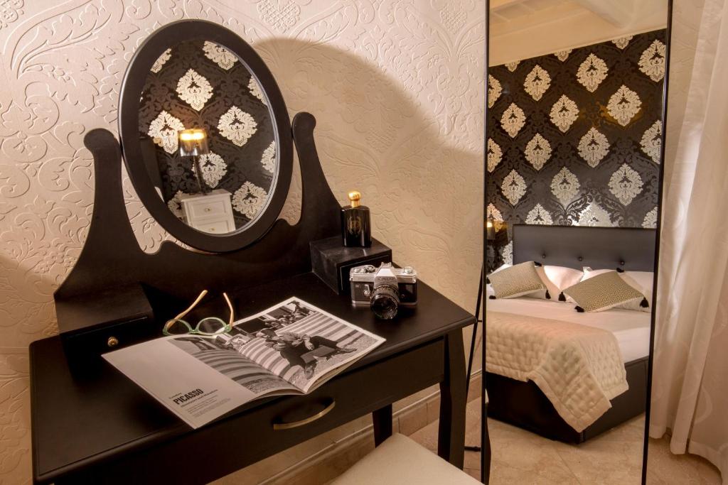 A bed or beds in a room at Mario's apartament in the Spanish Steps