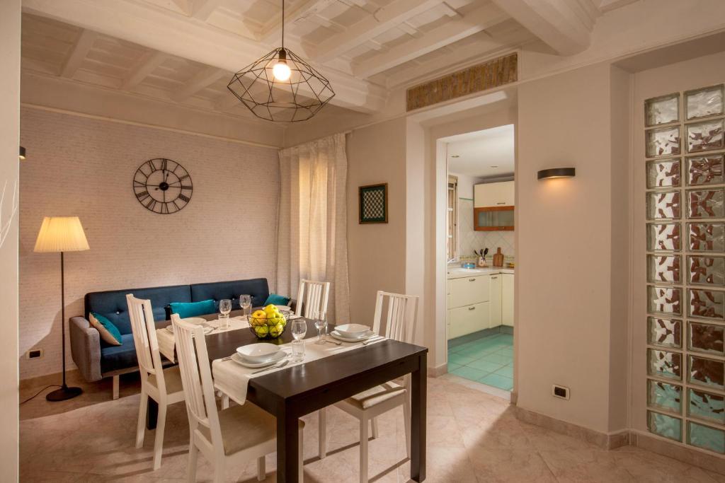 A seating area at Mario's apartament in the Spanish Steps
