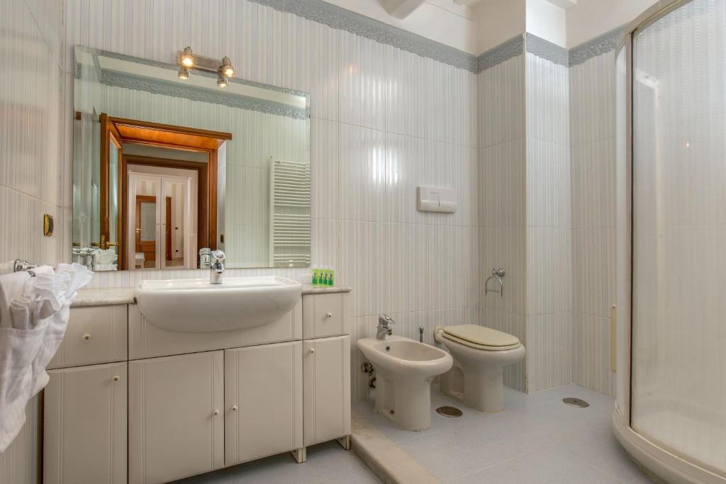 A bathroom at Mario's apartament in the Spanish Steps