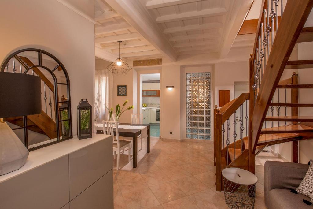 A television and/or entertainment centre at Mario's apartament in the Spanish Steps