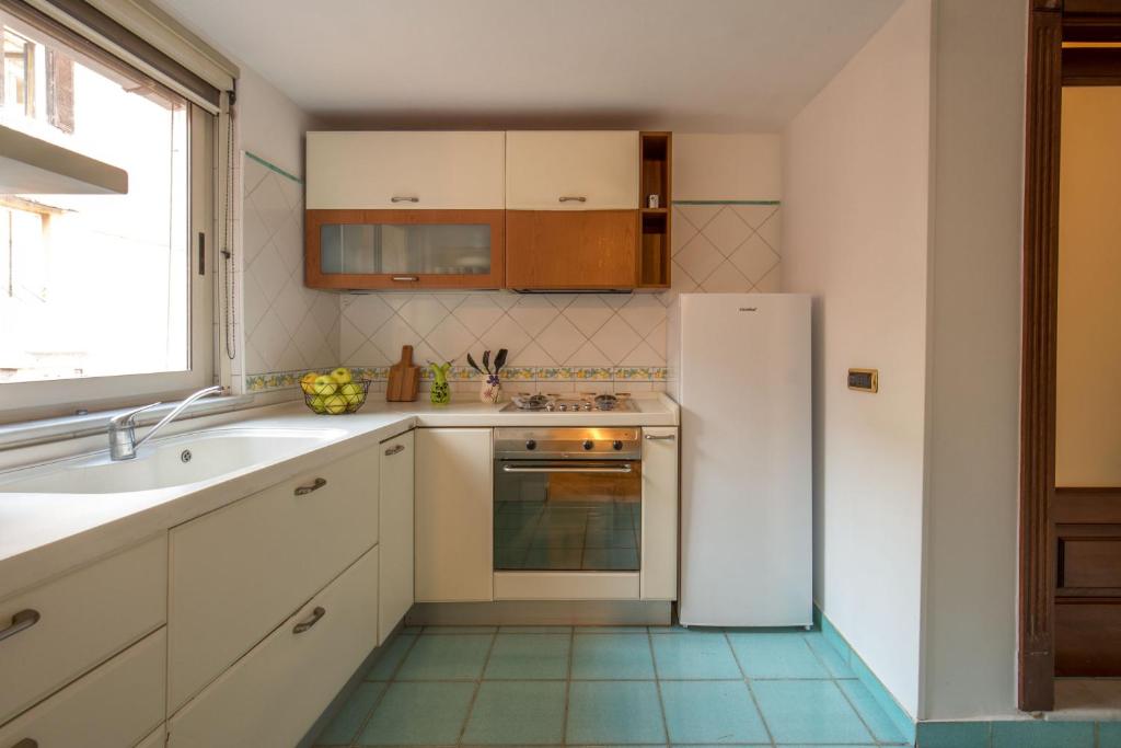A kitchen or kitchenette at Mario's apartament in the Spanish Steps
