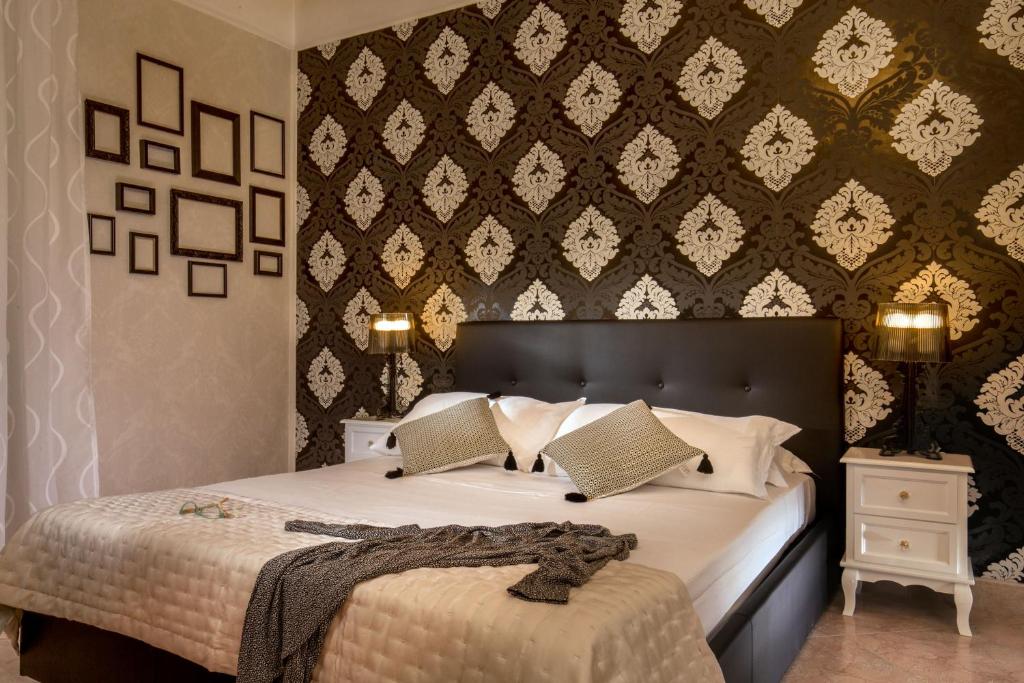 A bed or beds in a room at Mario's apartament in the Spanish Steps