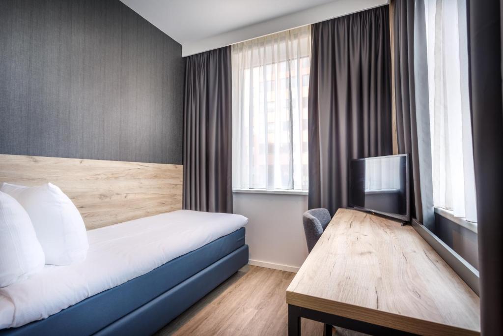 Een bed of bedden in een kamer bij Joy Hotel