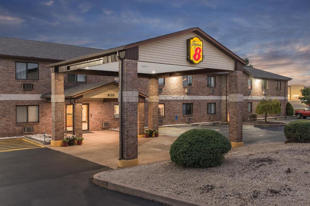 un hotel con un cartel en la parte delantera en Super 8 by Wyndham Farmington, en Farmington