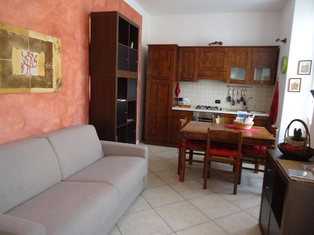 a living room with a couch and a table and a kitchen at La Cà in piaza in Cernobbio