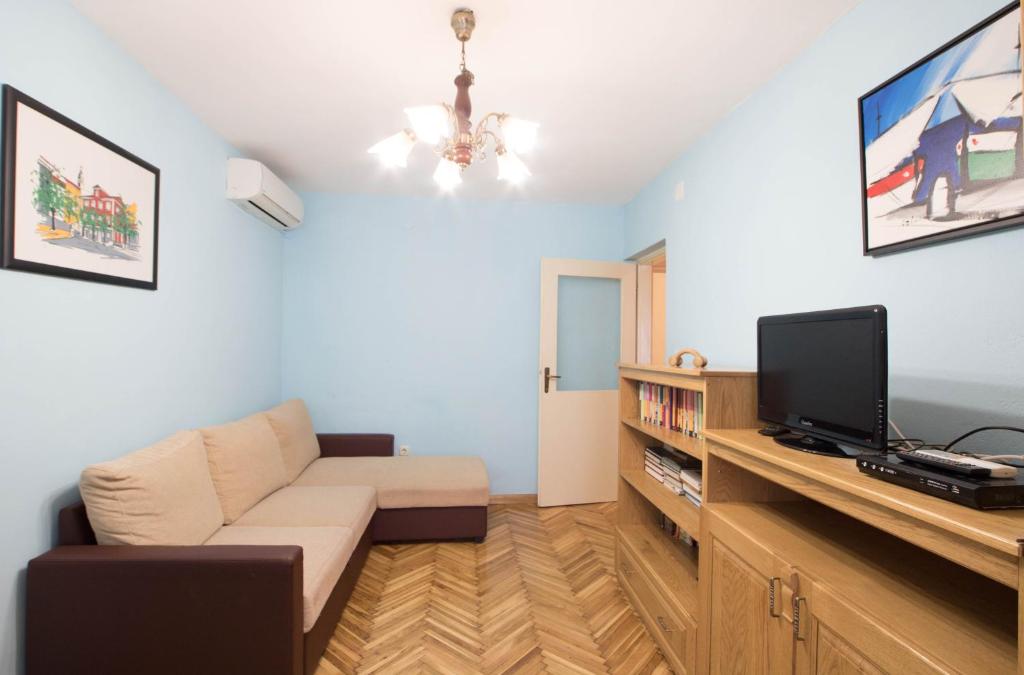 Televízia a/alebo spoločenská miestnosť v ubytovaní Apartman juričić