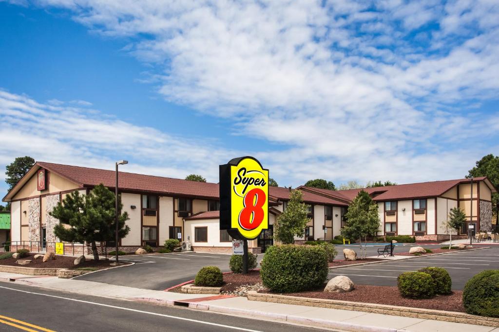 een motelbord voor een parkeerplaats bij Super 8 by Wyndham Flagstaff in Flagstaff