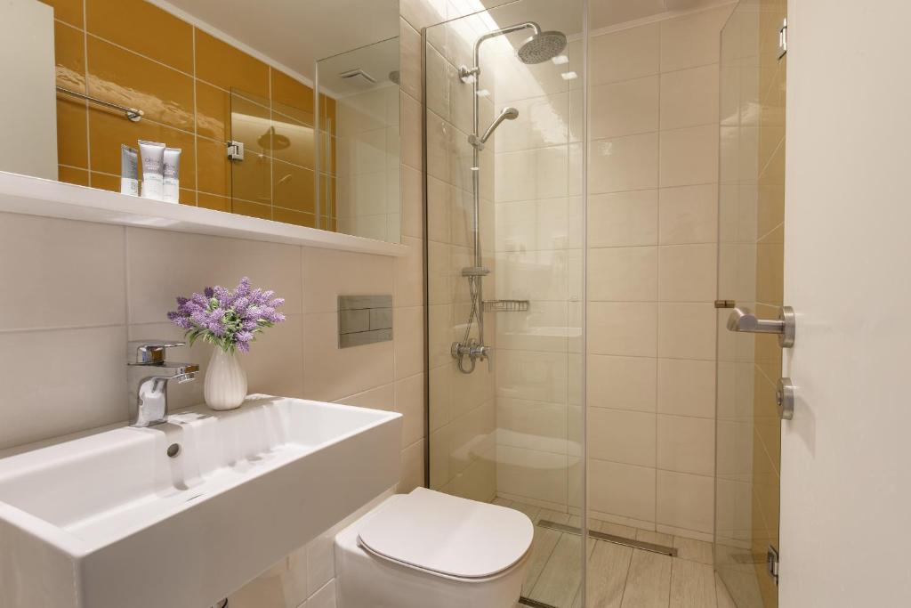 Koupelna v ubytování Marialena Hotel