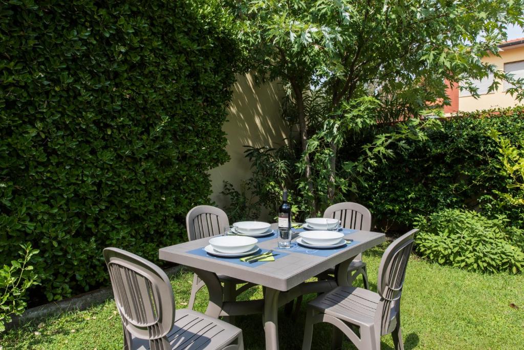 ピサにあるSotto la Torreの庭のテーブルと椅子
