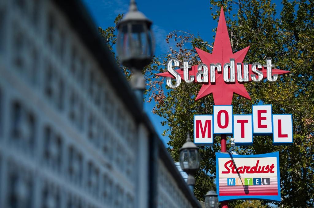 a starburst motel sign in front of a building at Stardust Motel in Redding