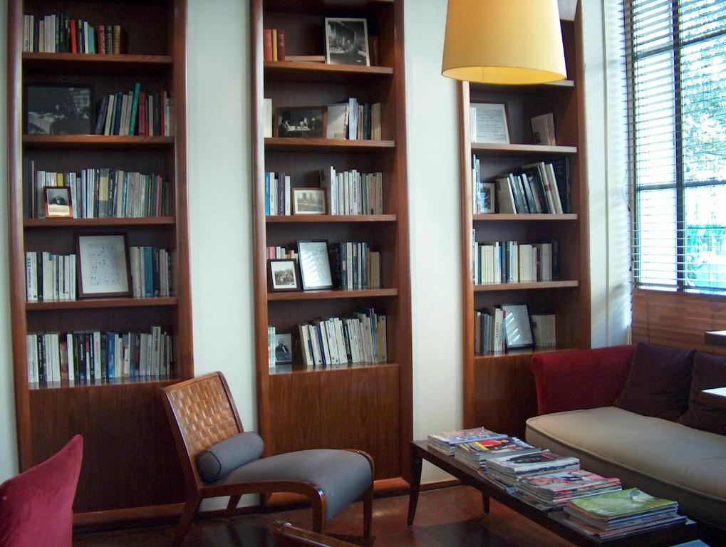 a living room with book shelves filled with books at Hôtel Quartier Latin in Paris