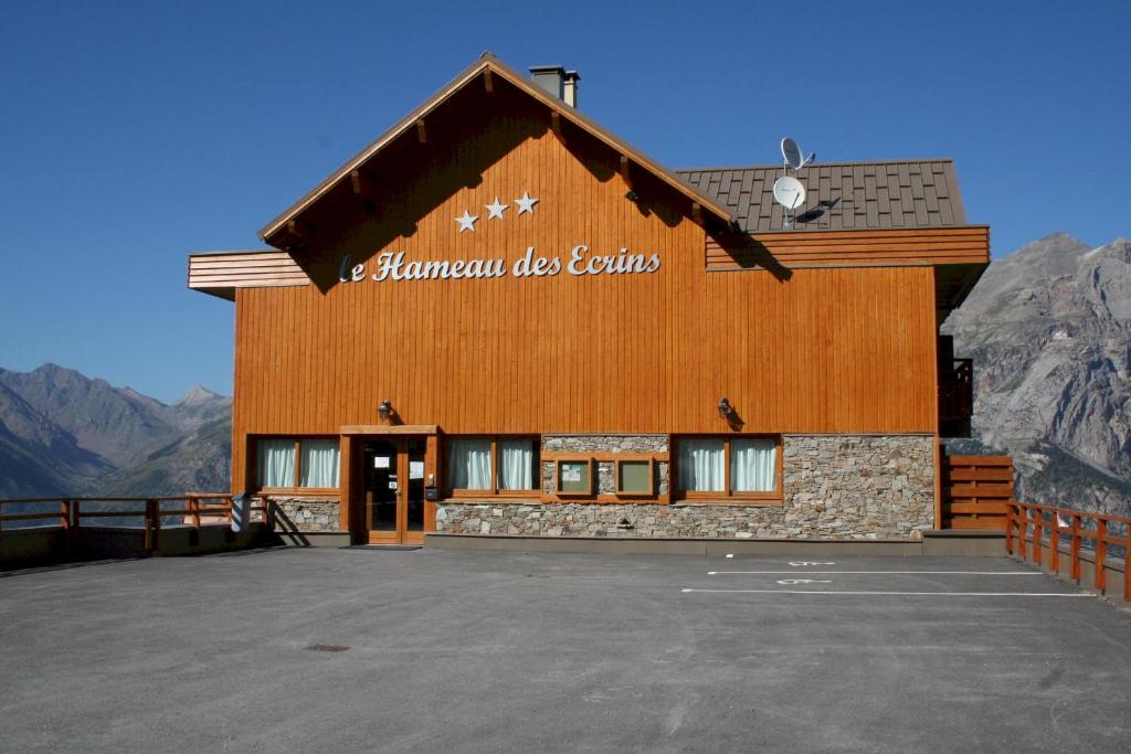 ピュイ・サン・ヴァンサンにあるHameau des Ecrinsの看板付きの建物