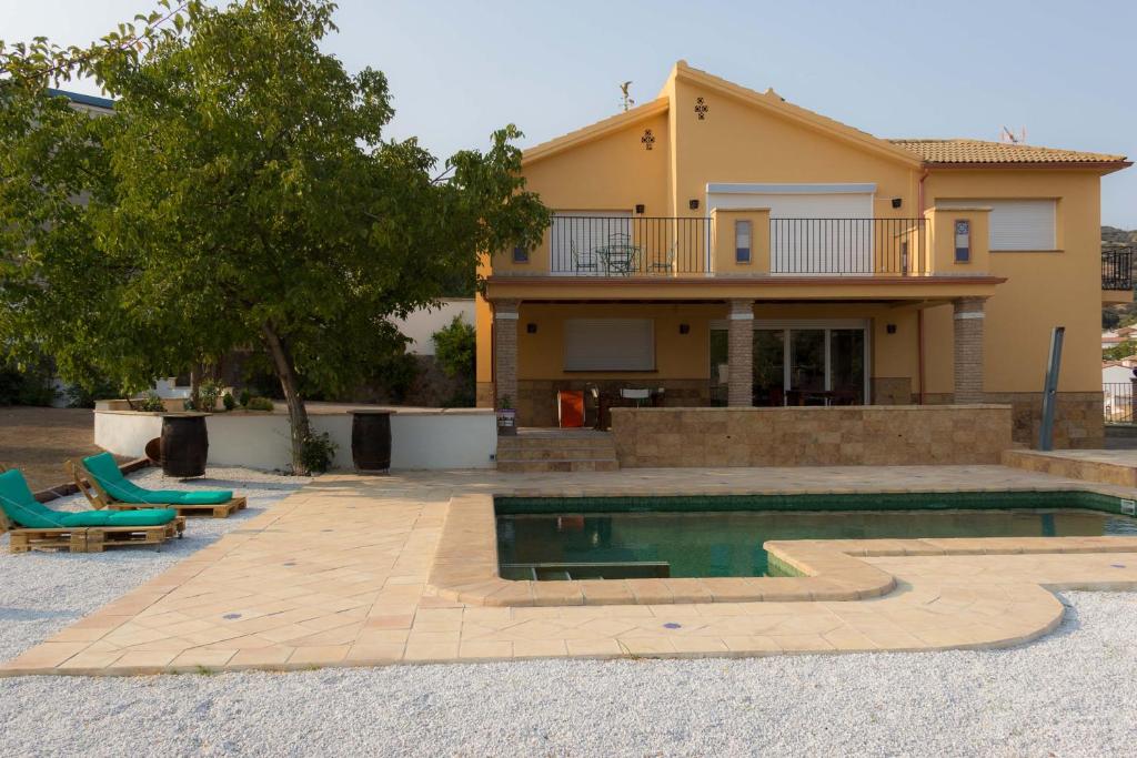una casa con piscina frente a una casa en Casa Rural El Sereno en Frailes
