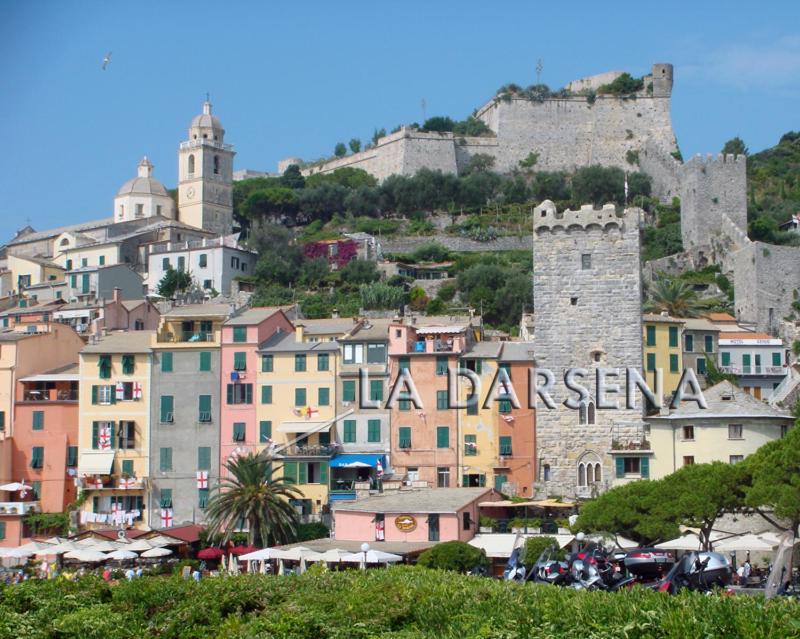 un grupo de edificios en una colina con un castillo en Affittacamere La Darsena, en Portovenere
