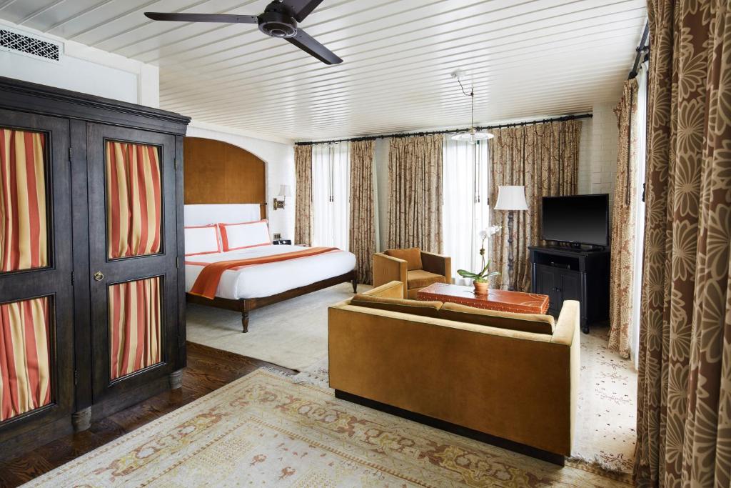 una camera d'albergo con letto e divano di The Bowery Hotel a New York