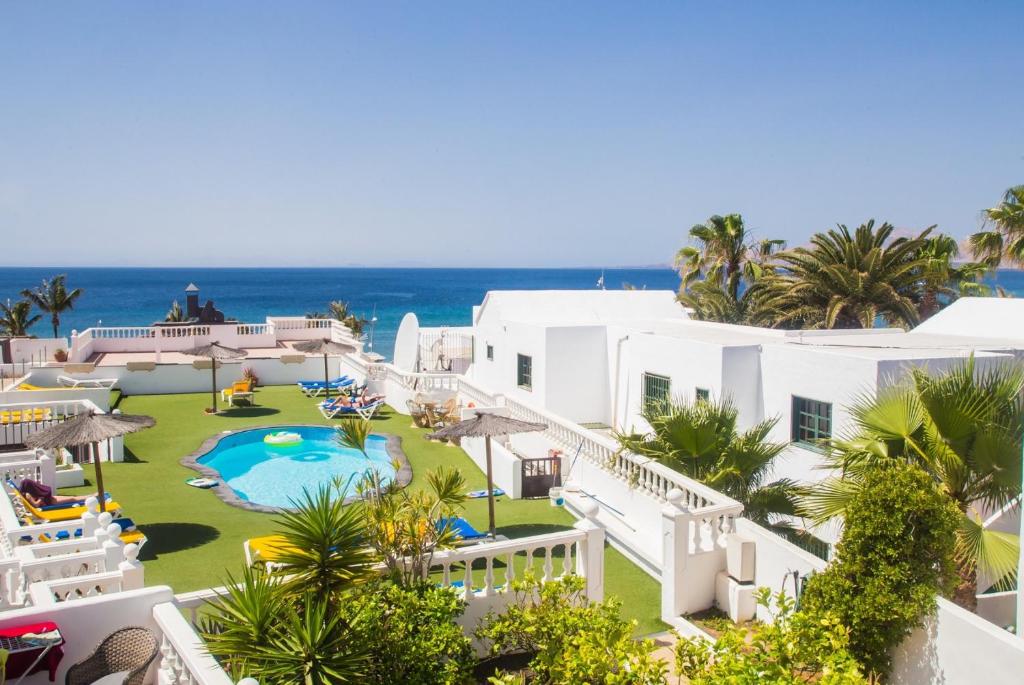 een luchtzicht op een resort met een zwembad en de oceaan bij Casa La Ola in Puerto del Carmen