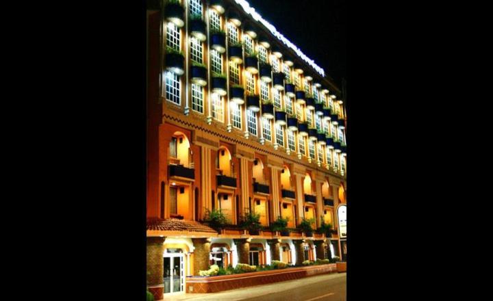un gran edificio con luces encendidas por la noche en Hotel Báez Carrizal, en Villahermosa