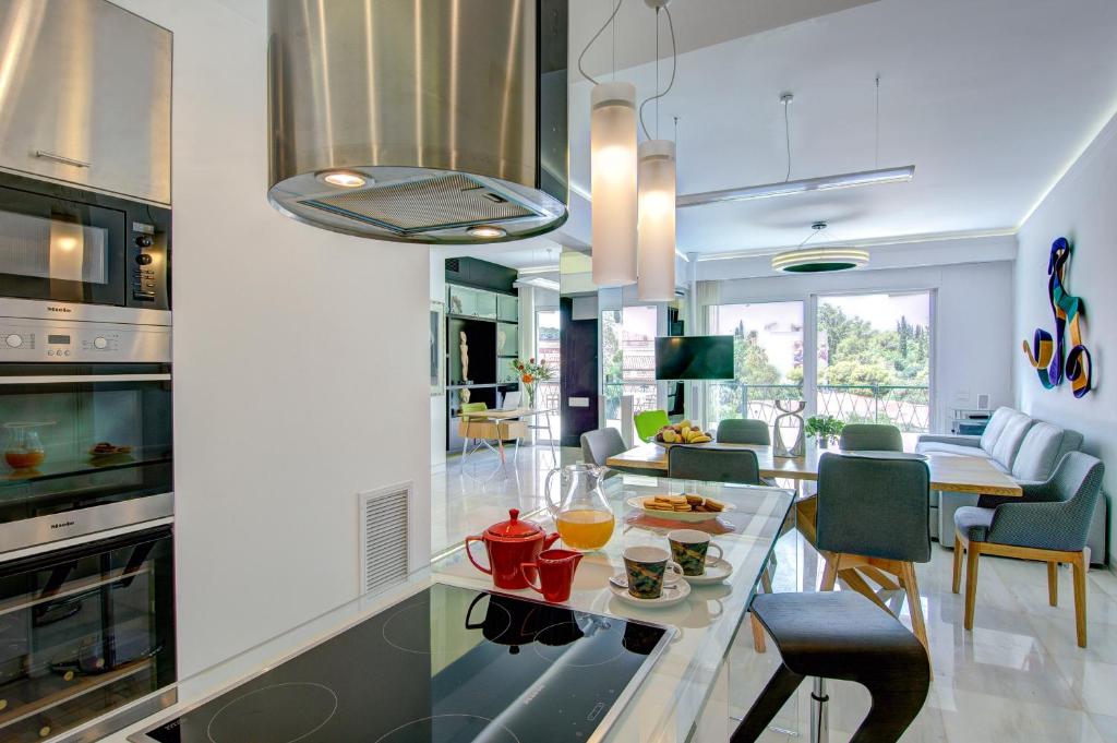 Kuchyňa alebo kuchynka v ubytovaní Frixos Acropolis Luxury Apartment