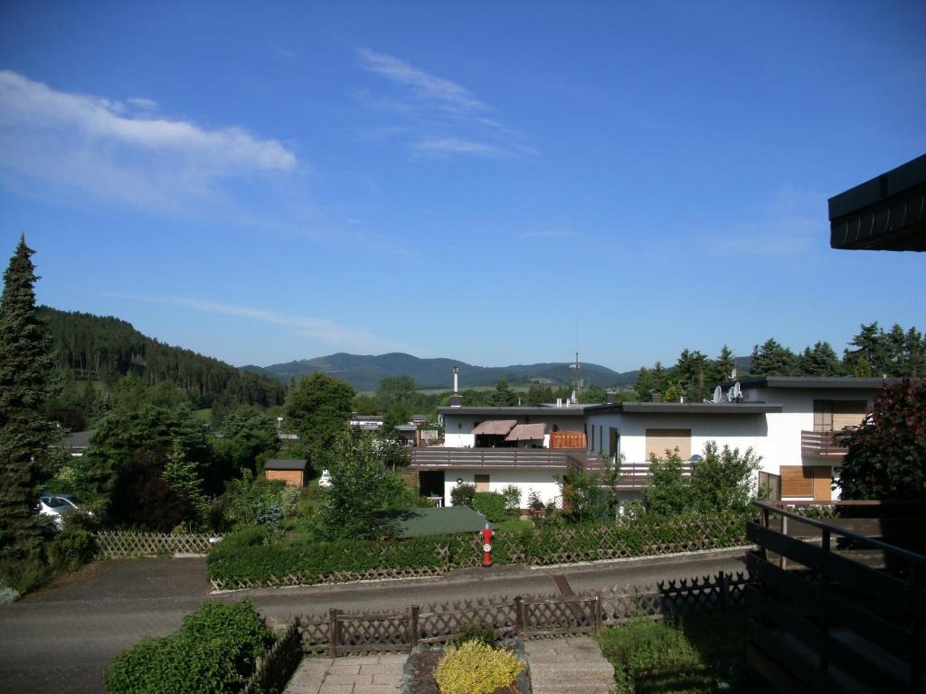 una vista desde el balcón de una casa en Haus Panoramablick, en Medebach