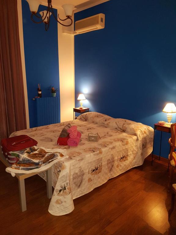 ポンテカニャーノにあるB & B Arco di Soleのベッドルーム1室(ベッド1台、テーブル、食べ物付)
