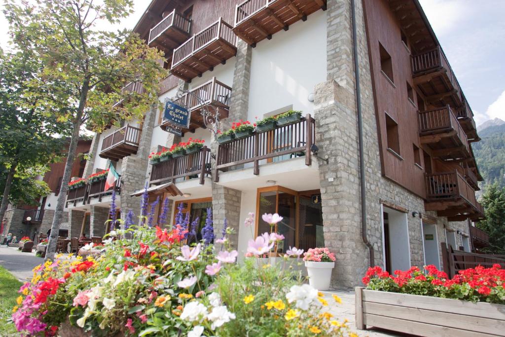 a building with flowers in front of it at Residence Le Grand Chalet in Courmayeur