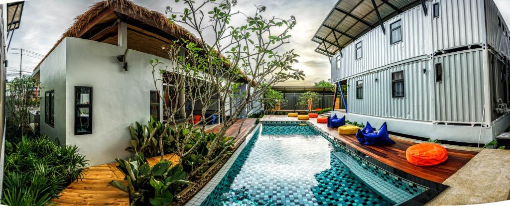Bazén v ubytování Us hostel samui nebo v jeho okolí