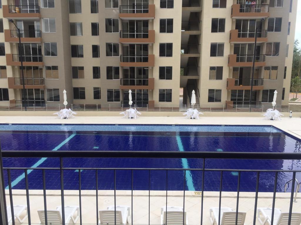 a swimming pool in front of a building at Hacienda Penalisa Mango in Girardot