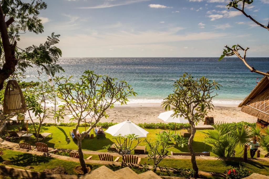 Blick auf den Strand vom Resort in der Unterkunft Aquamarine Beach Villas in Amed