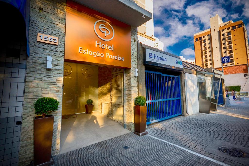 a building with a hotel el paso brothers sign on it at Hotel Estação Paraíso - ao lado do Metrô Paraíso e 600m da Av Paulista in Sao Paulo